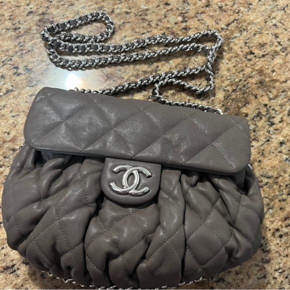 CHANEL shoulder crossbody calfskin leather bag in Gray silver color . - Picture 2 of 9